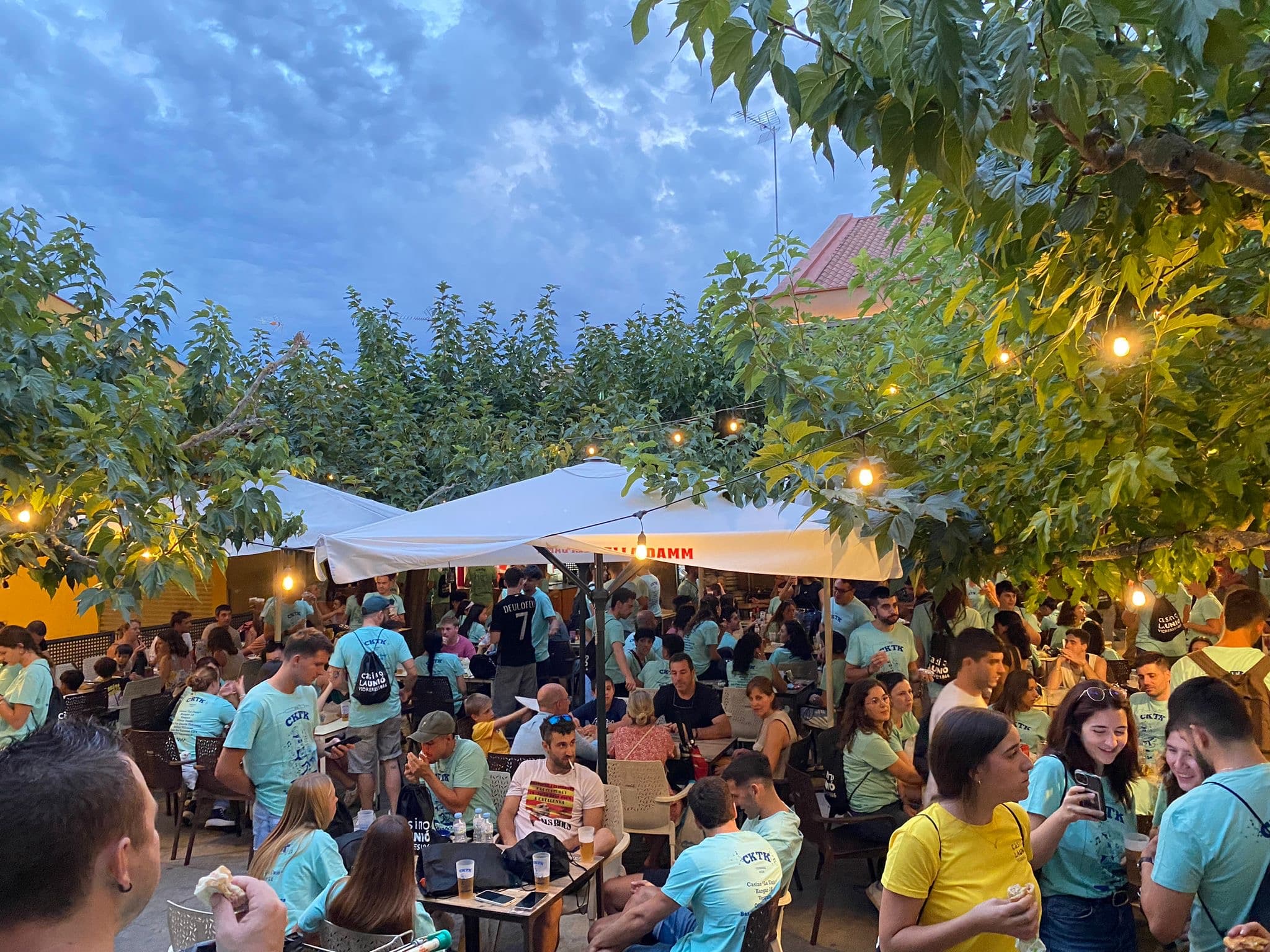 Terrassa del Casino La Unió plena de gent